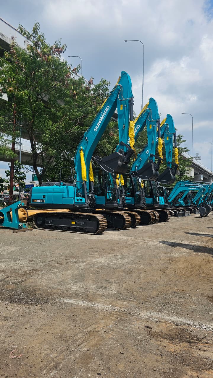 Deretan excavator Sunward SWE150E di halaman terbuka